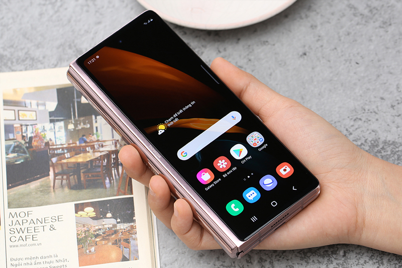  Màn hình phụ với thiết kế tràn viền Infinity-O Samsung | Galaxy Z Fold 2 
