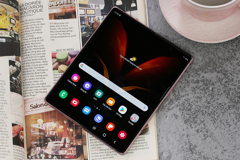Màn hình chính lên đến 7.59 inch, thế khuyết tai thỏ bằng camera đục lỗ | Samsung Galaxy Z Fold 2 