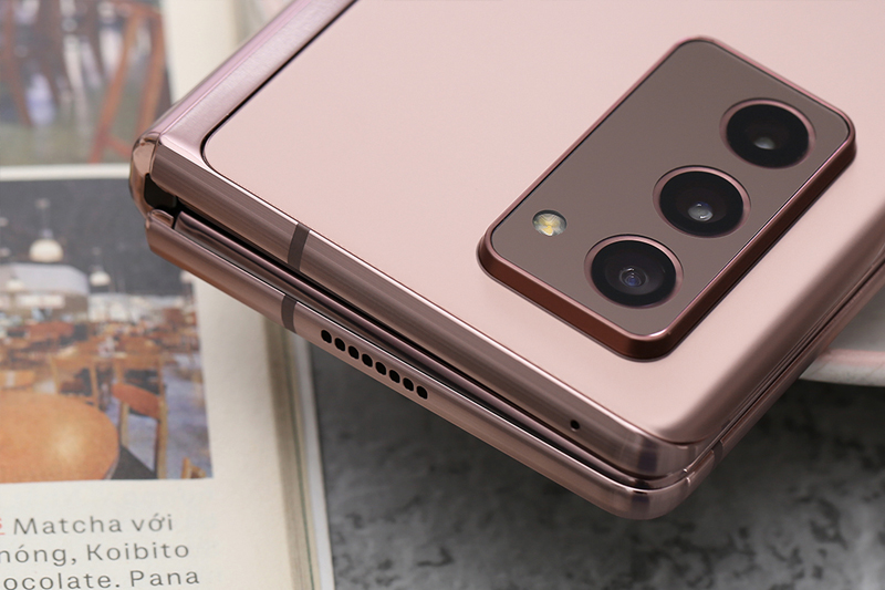 Bộ 5 camera, gồm cụm 3 camera chính, 2 camera phụ | Samsung Galaxy Z Fold 2